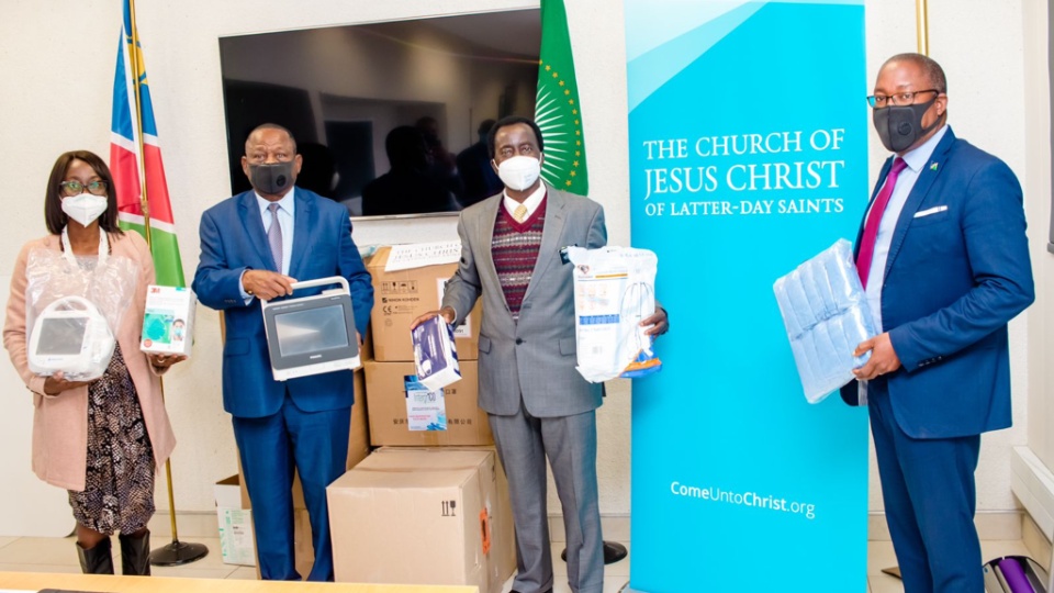 The Minister of Health and Social Services in Namibia, Kalumbi Shangula, met with representatives from The Church of Jesus Christ of Latter-day Saints to receive the donation (June 2021, Windhoek, Namibia). 